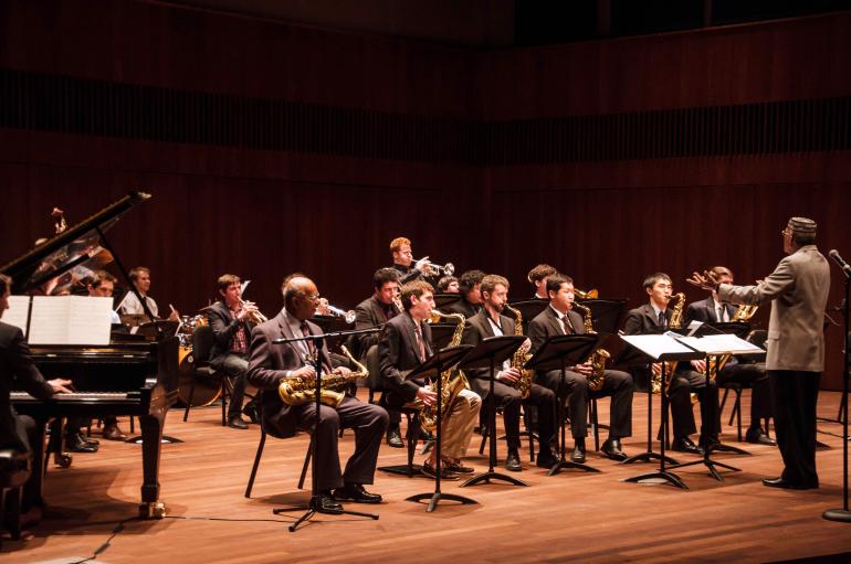 Mwata Bowden conducting the Jazz X-tet