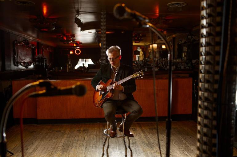 Jazz guitarist Mike Allemana at the Green Mill on May 10, 2022 in Chicago. (Armando L. Sanchez / Chicago Tribune)