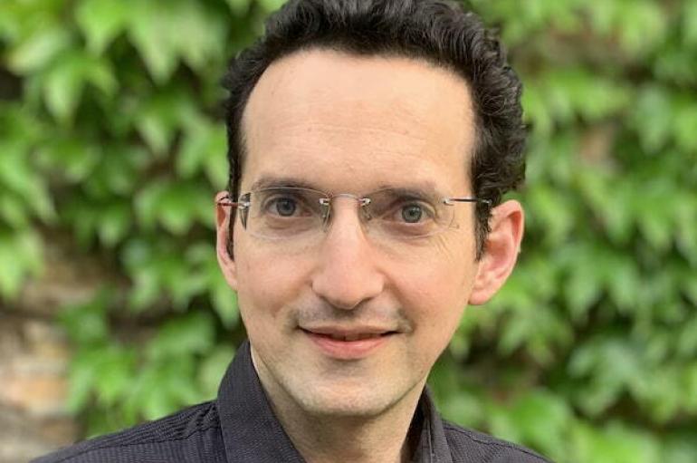 Daniel Schlosberg headshot
