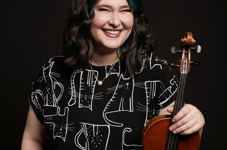 Ariel Horowitz smile in a black cat shirt