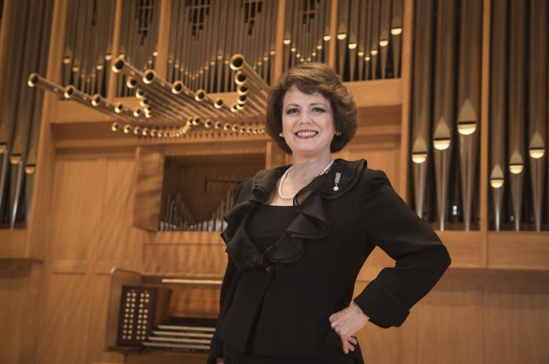 Lynne Davis solo picture in front of a organ
