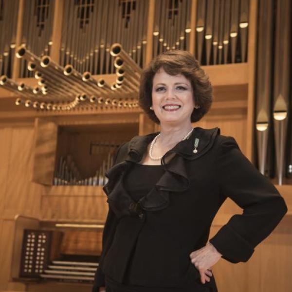 Lynne Davis solo picture in front of a organ